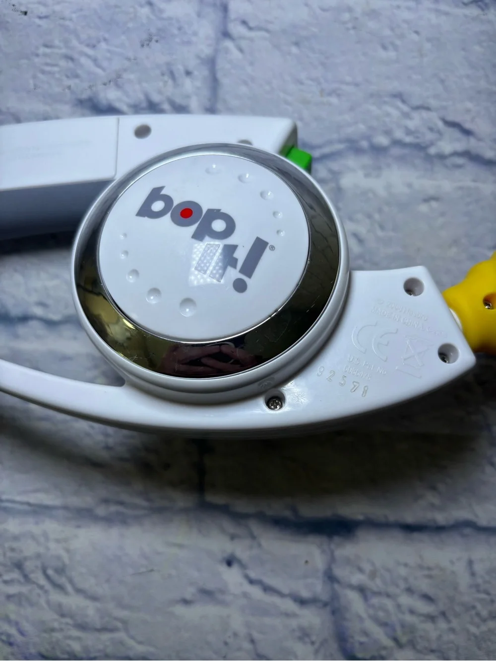 Bop It Talking Handheld Electronic Reflex Game White 2008 Hasbro Shout Out Works